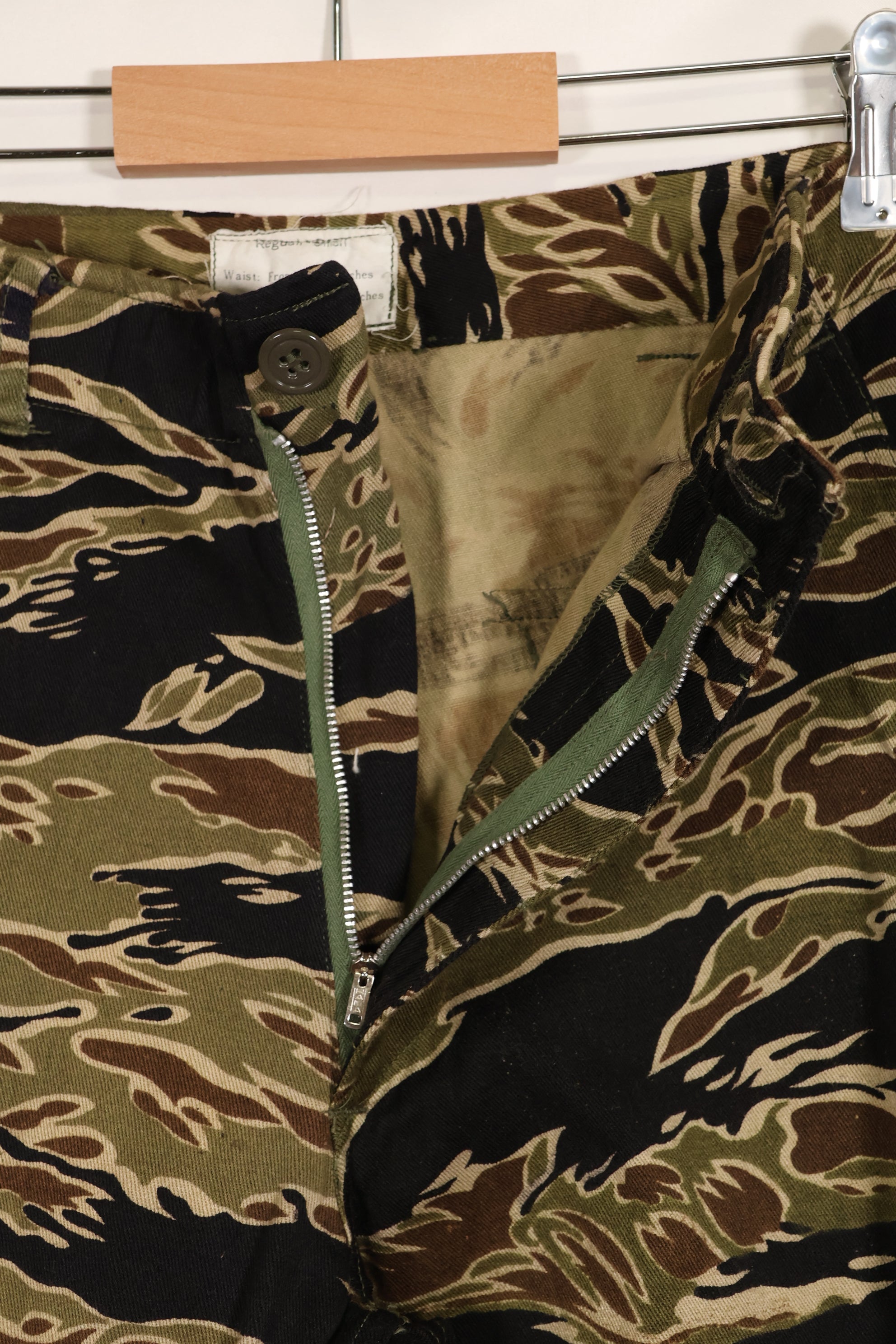 Mid-1960s early gold tiger stripe pants, size S-R, US cut, good condition.