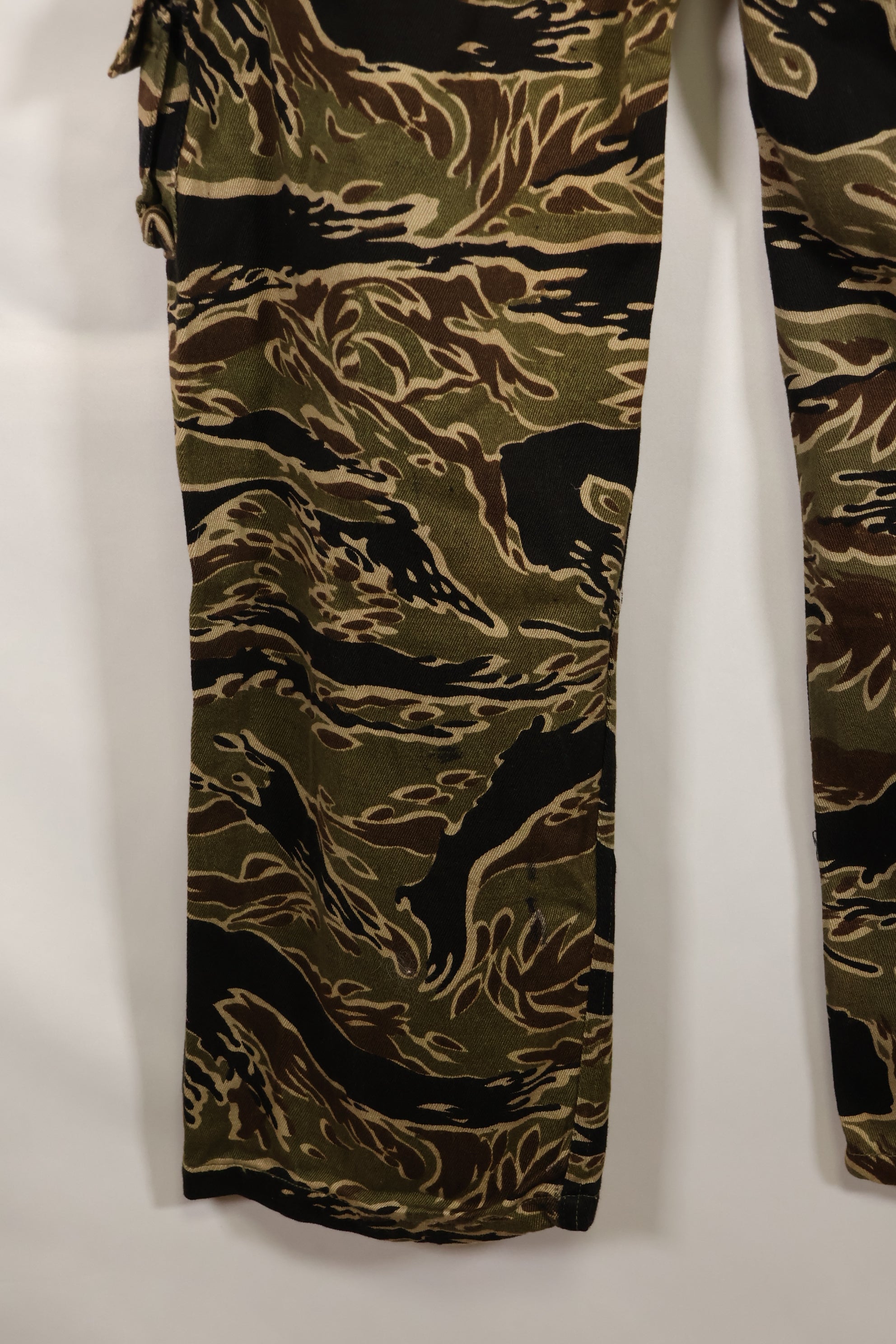 Mid-1960s early gold tiger stripe pants, size S-R, US cut, good condition.