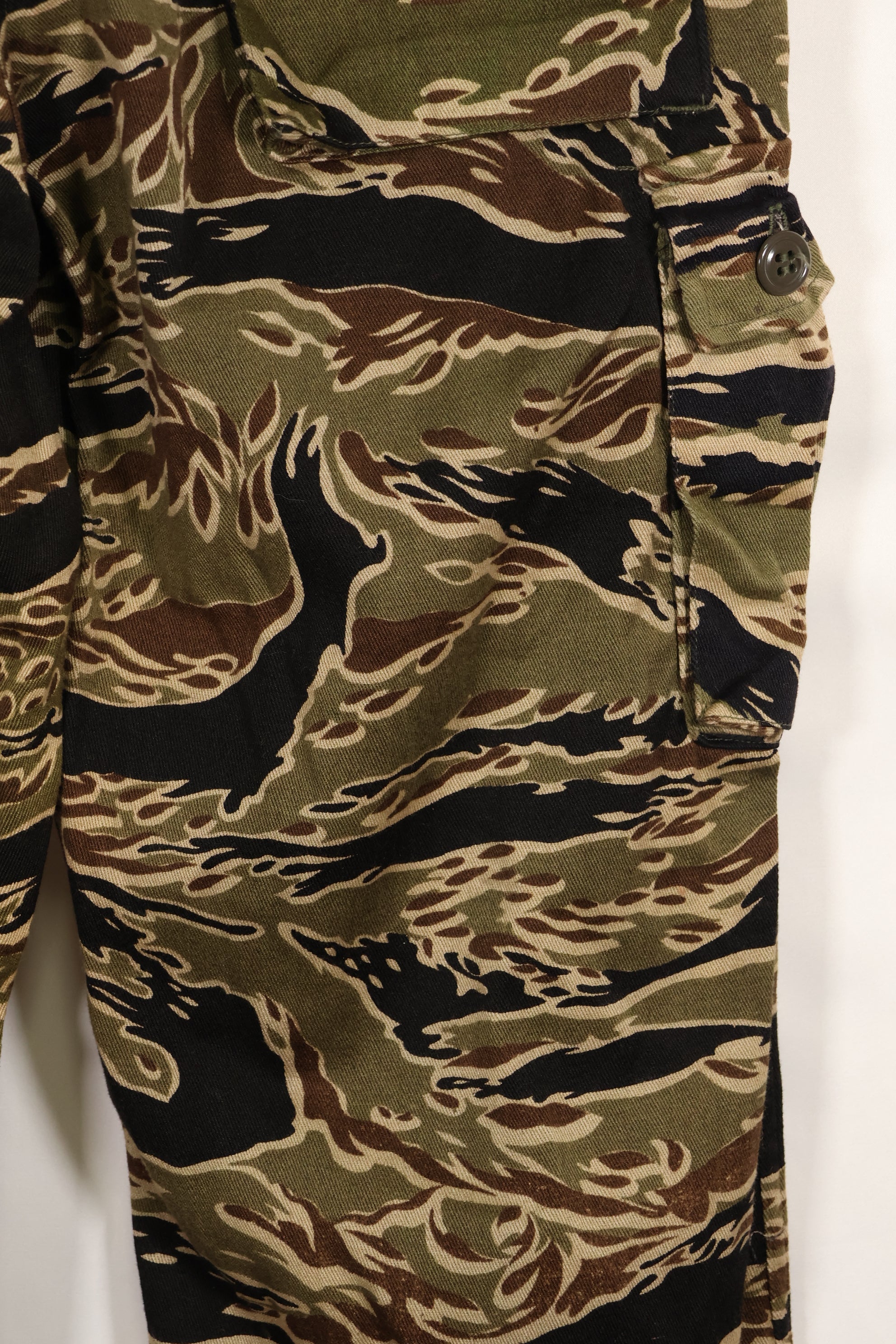 Mid-1960s early gold tiger stripe pants, size S-R, US cut, good condition.