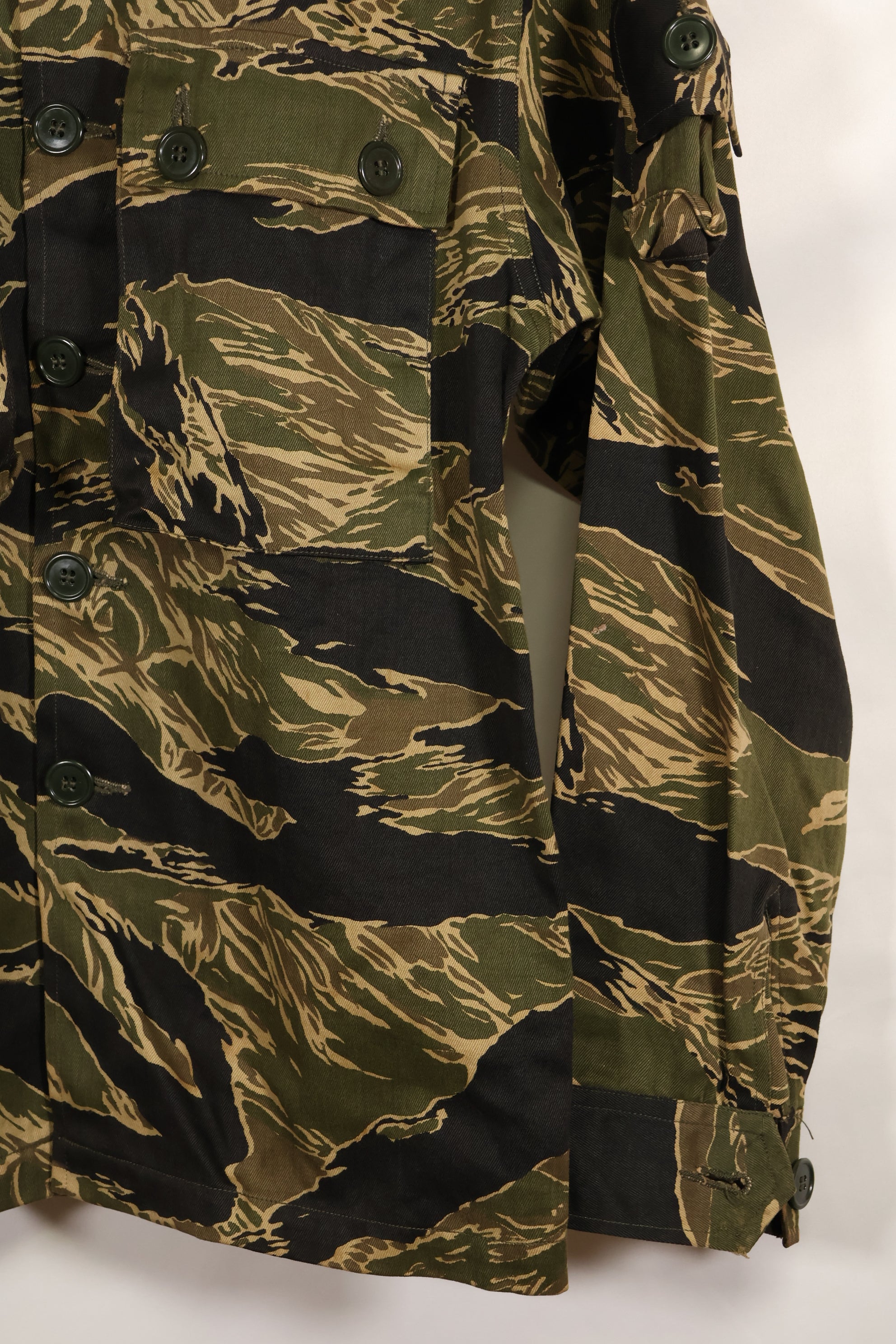 Actual deadstock Okinawa Tiger Tiger Stripe US Cut Shirt US-S Japanese mainland sewing, stained.
