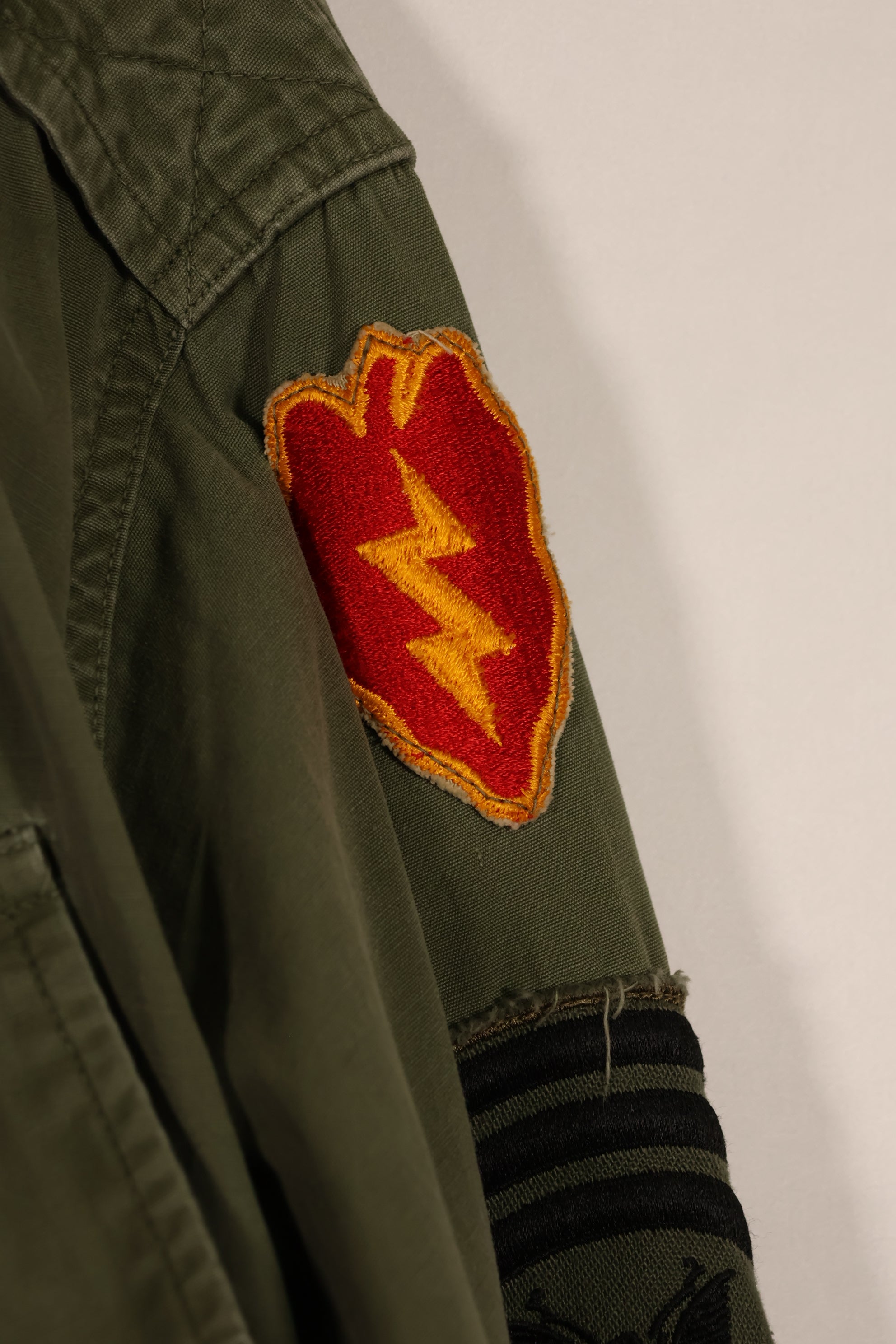 Real Japanese made FEC-39917 2nd Model Jungle Fatigue Jacket, 25th Infantry Division, with patch, used.