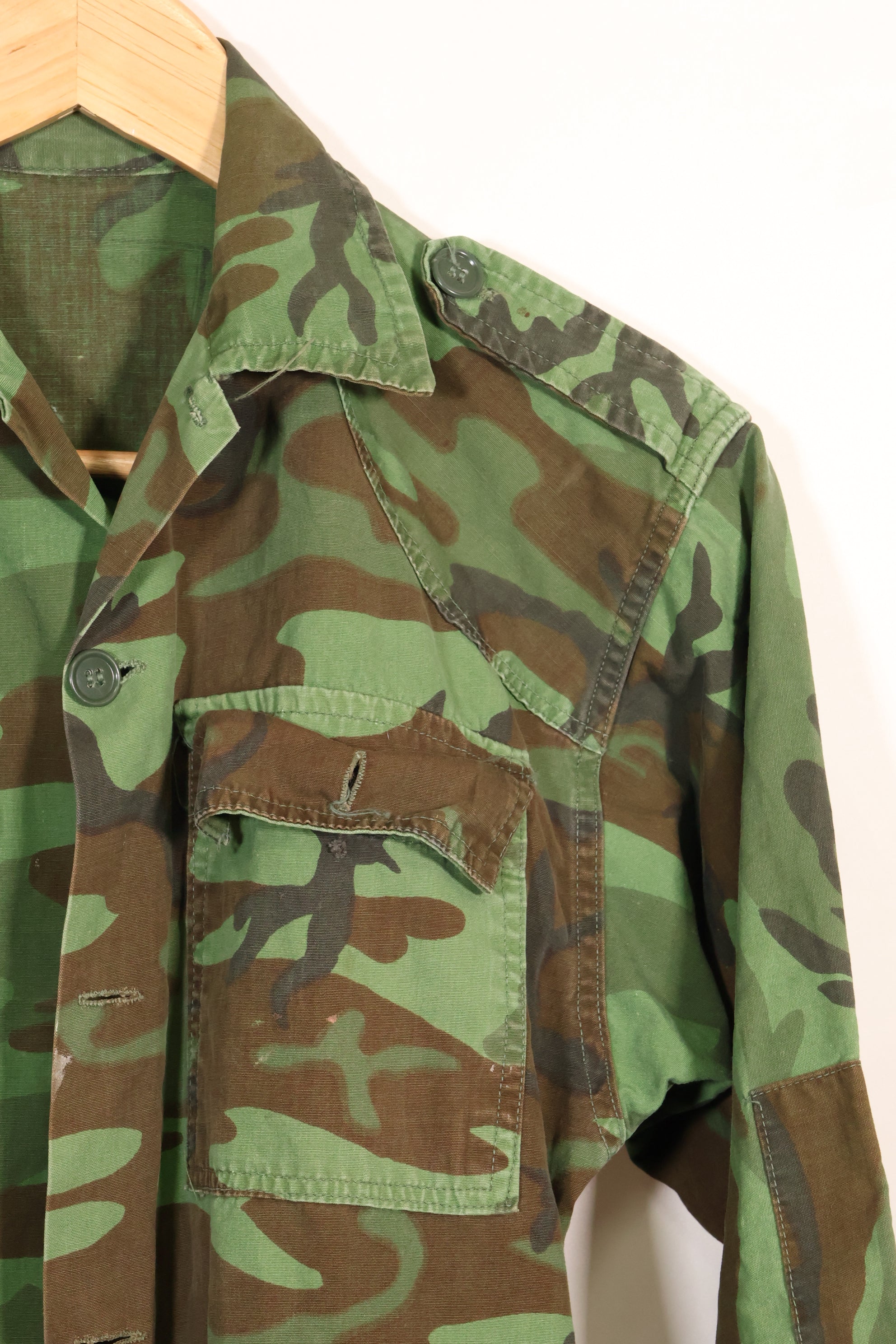 1960s Poplin ARVN leaf camouflage shirt, light fabric, rare, used.