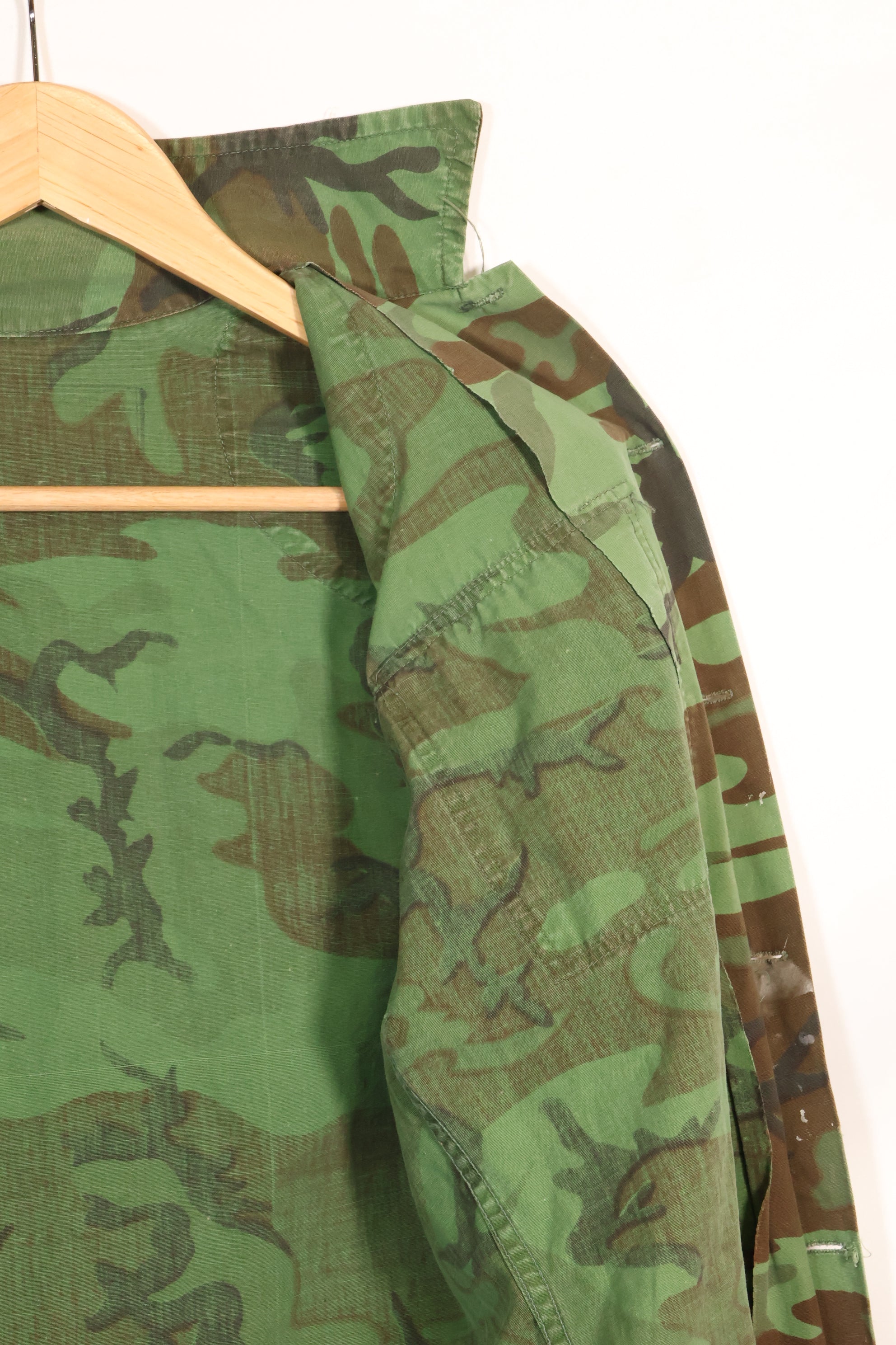 1960s Poplin ARVN leaf camouflage shirt, light fabric, rare, used.