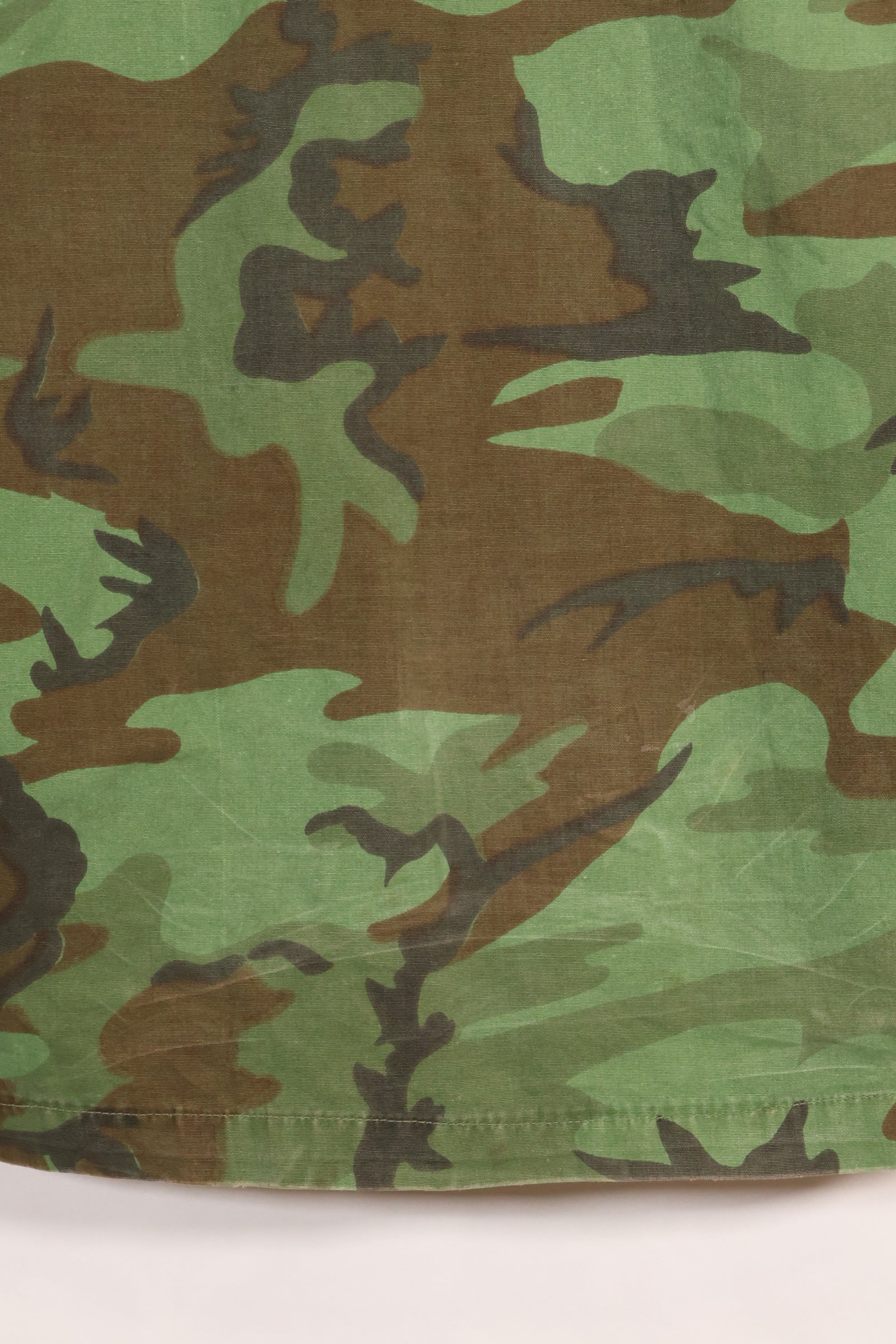 1960s Poplin ARVN leaf camouflage shirt, light fabric, rare, used.