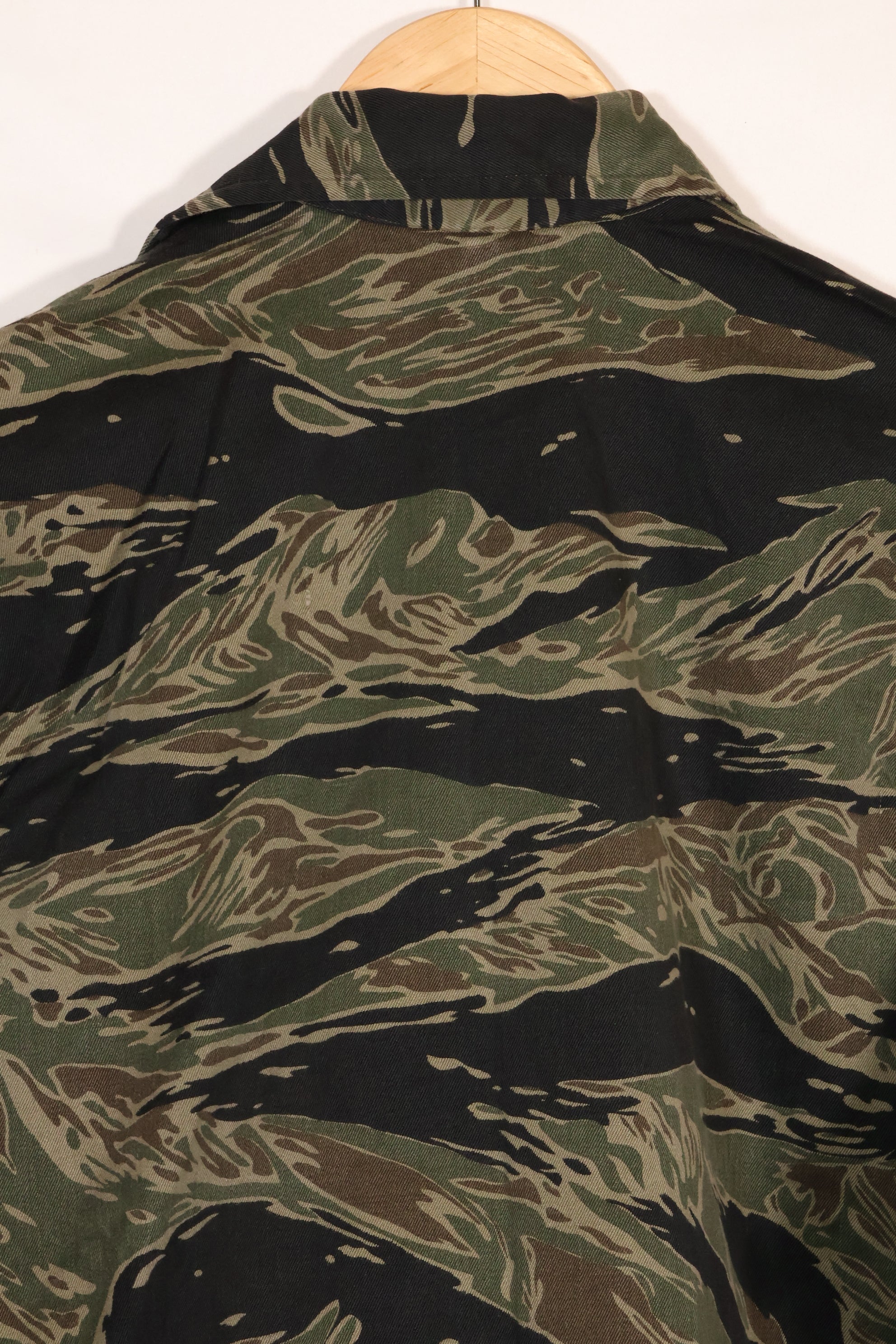 1960s US-M Silver Tiger Tiger Stripe shirt, little worn, good condition, used.