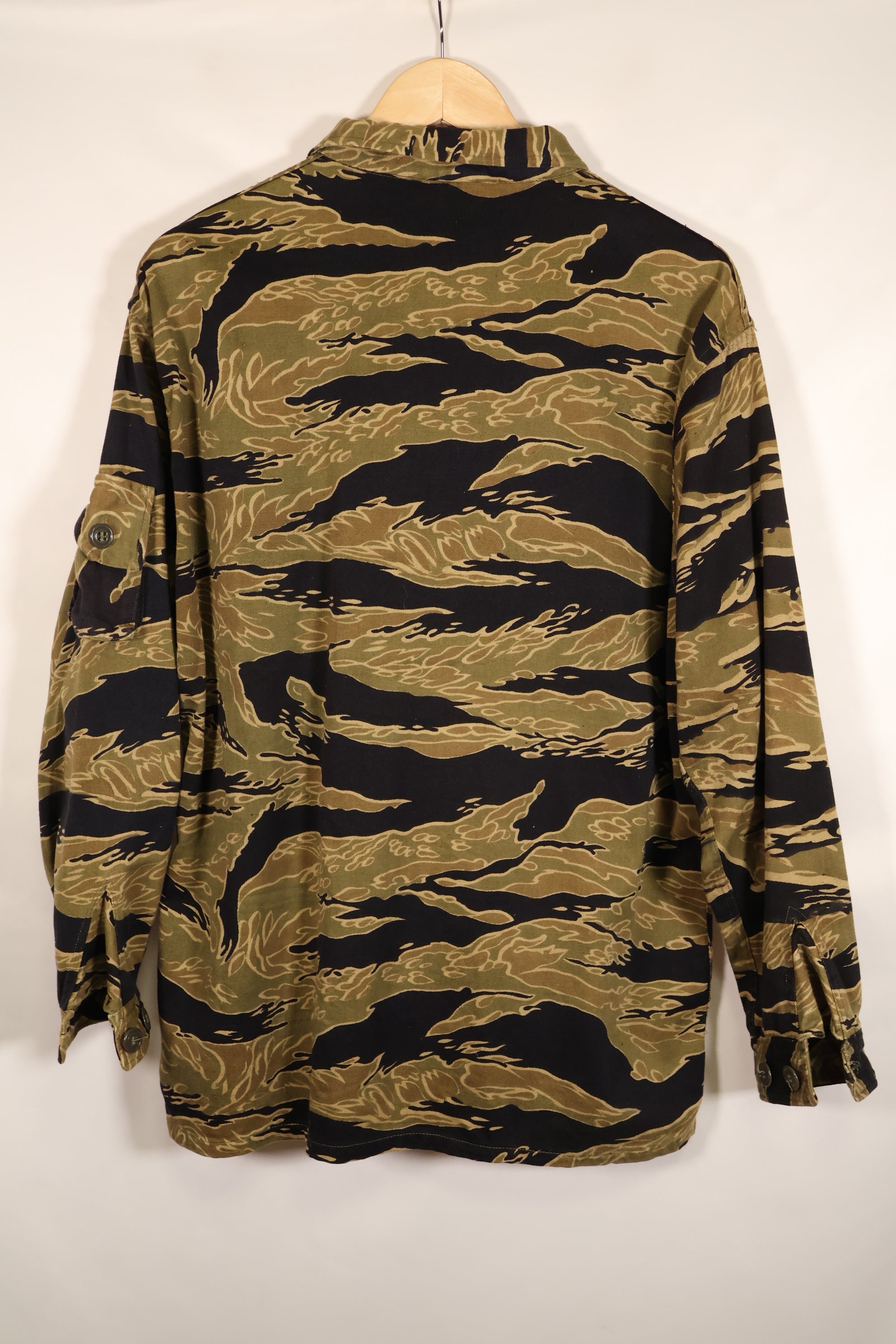 Late 1960s US-M Gold Tiger Tiger Stripe US-cut shirt, in good condition