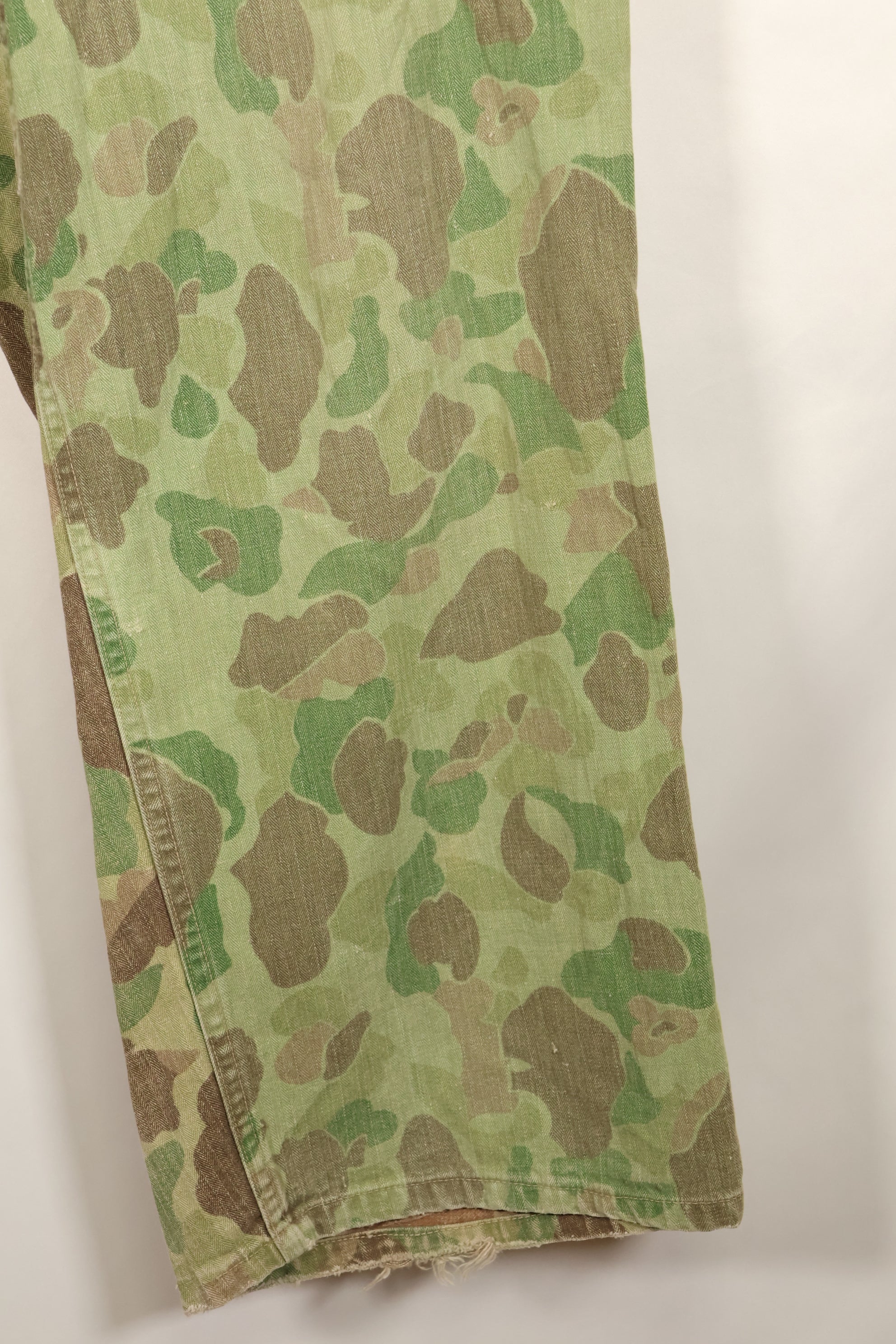 1940's P-44 frogskin camouflage pants USMC, faded, scratched, used.