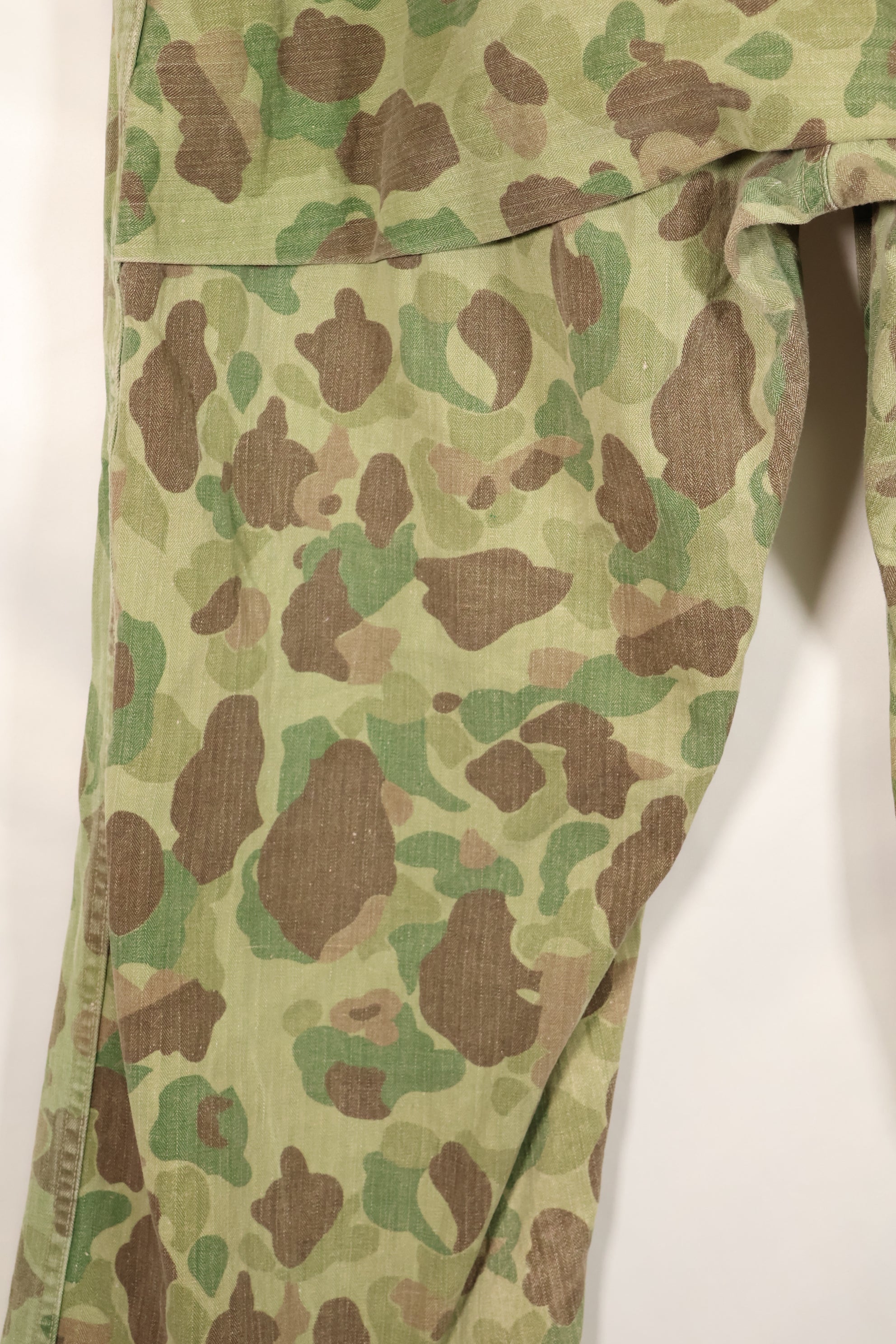 1940's P-44 frogskin camouflage pants USMC, faded, scratched, used.