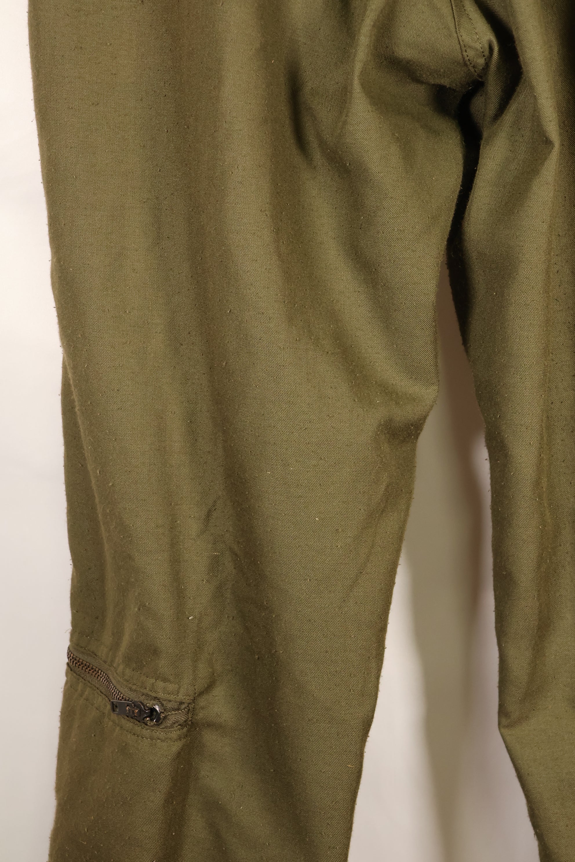 Early 1970s, estimated MEDIUM pilot fireproof pants, size tag missing, used.