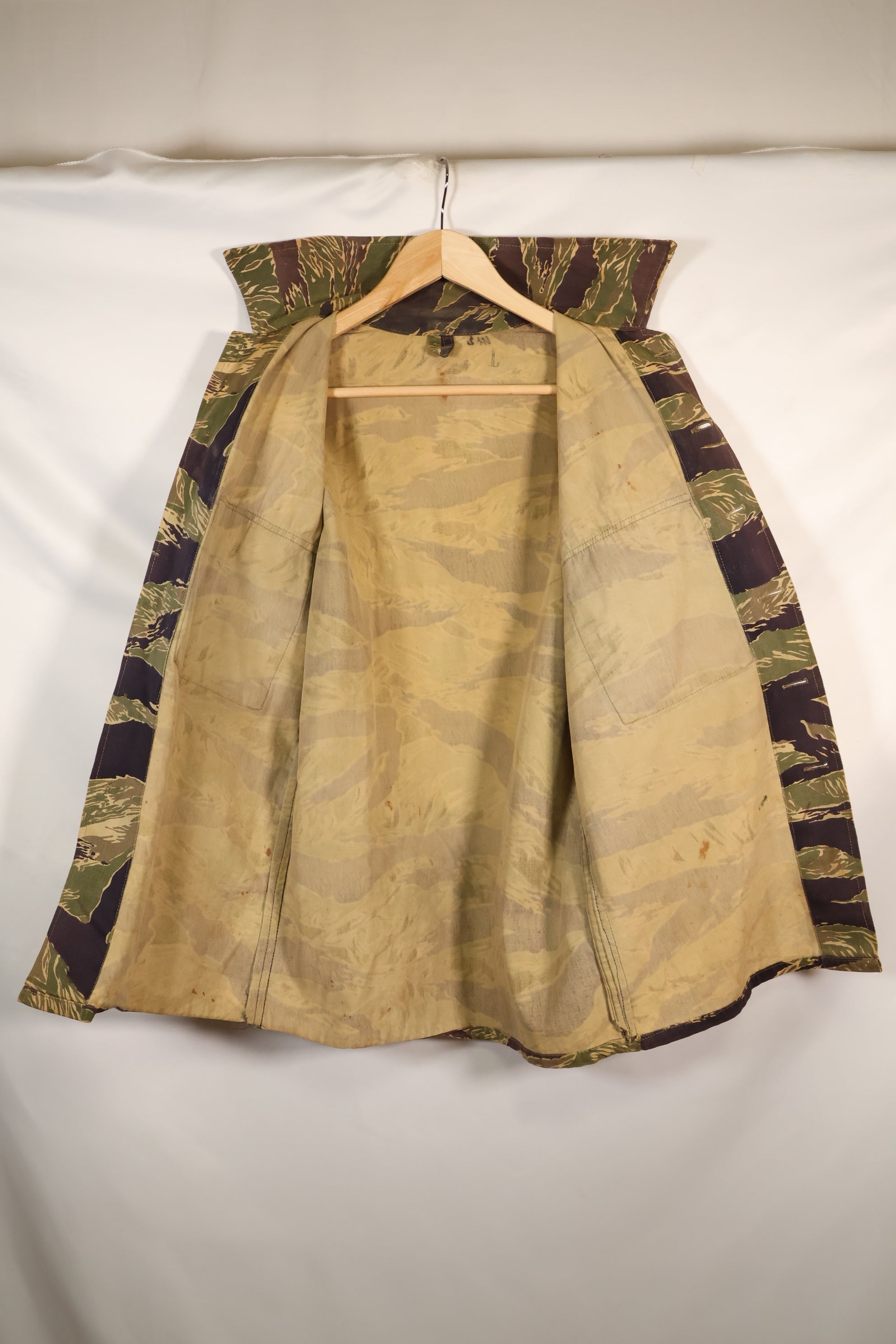 Mid 1960s US cut LARGE Okinawa Tiger Tiger striped shirt, faded, used.