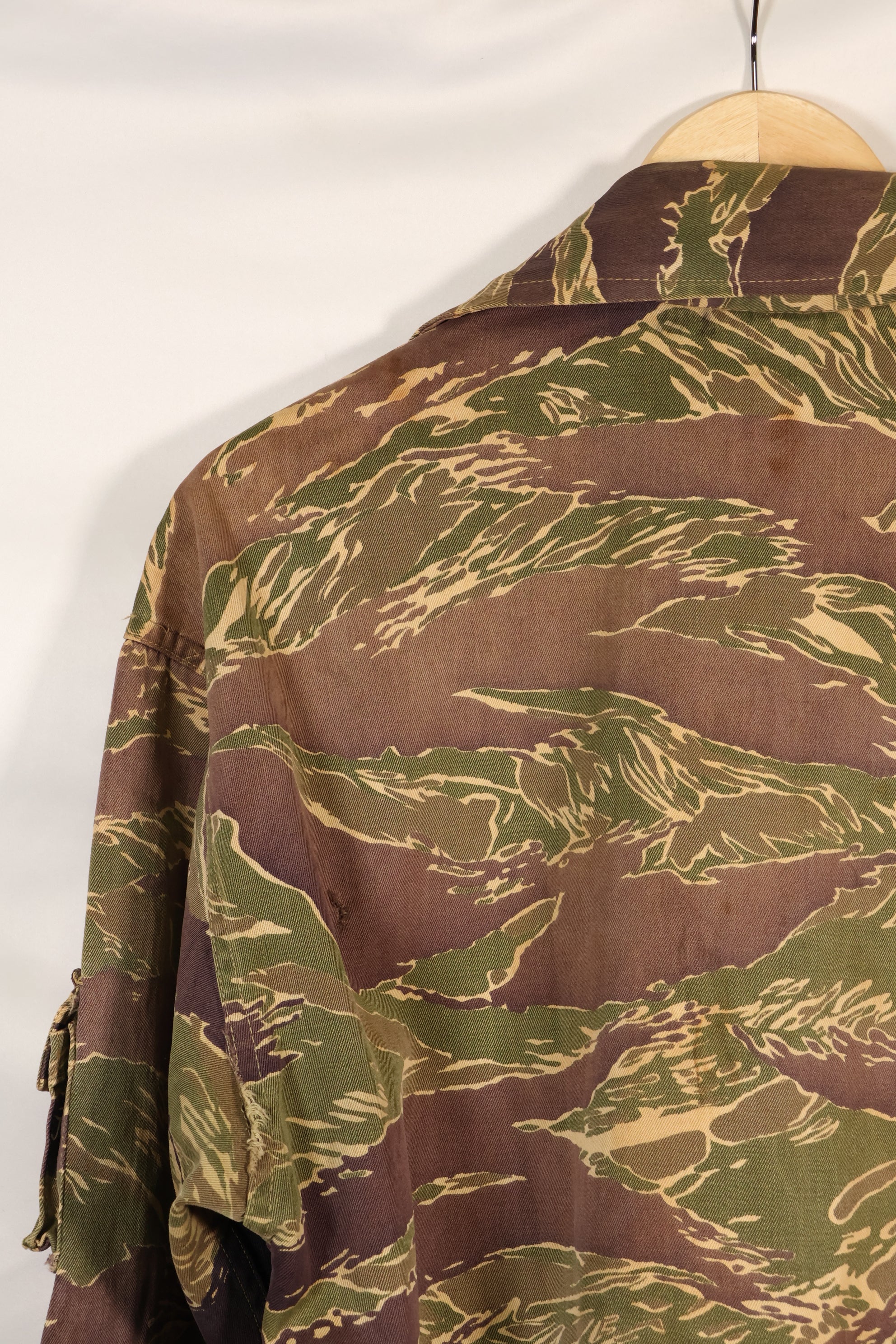 Mid 1960s US cut LARGE Okinawa Tiger Tiger striped shirt, faded, used.