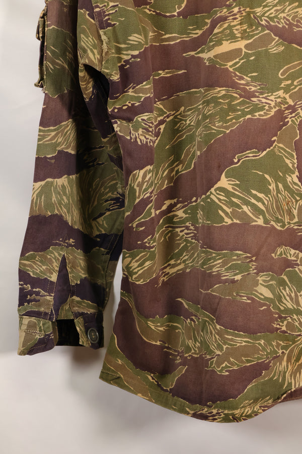 Mid 1960s US cut LARGE Okinawa Tiger Tiger striped shirt, faded, used.