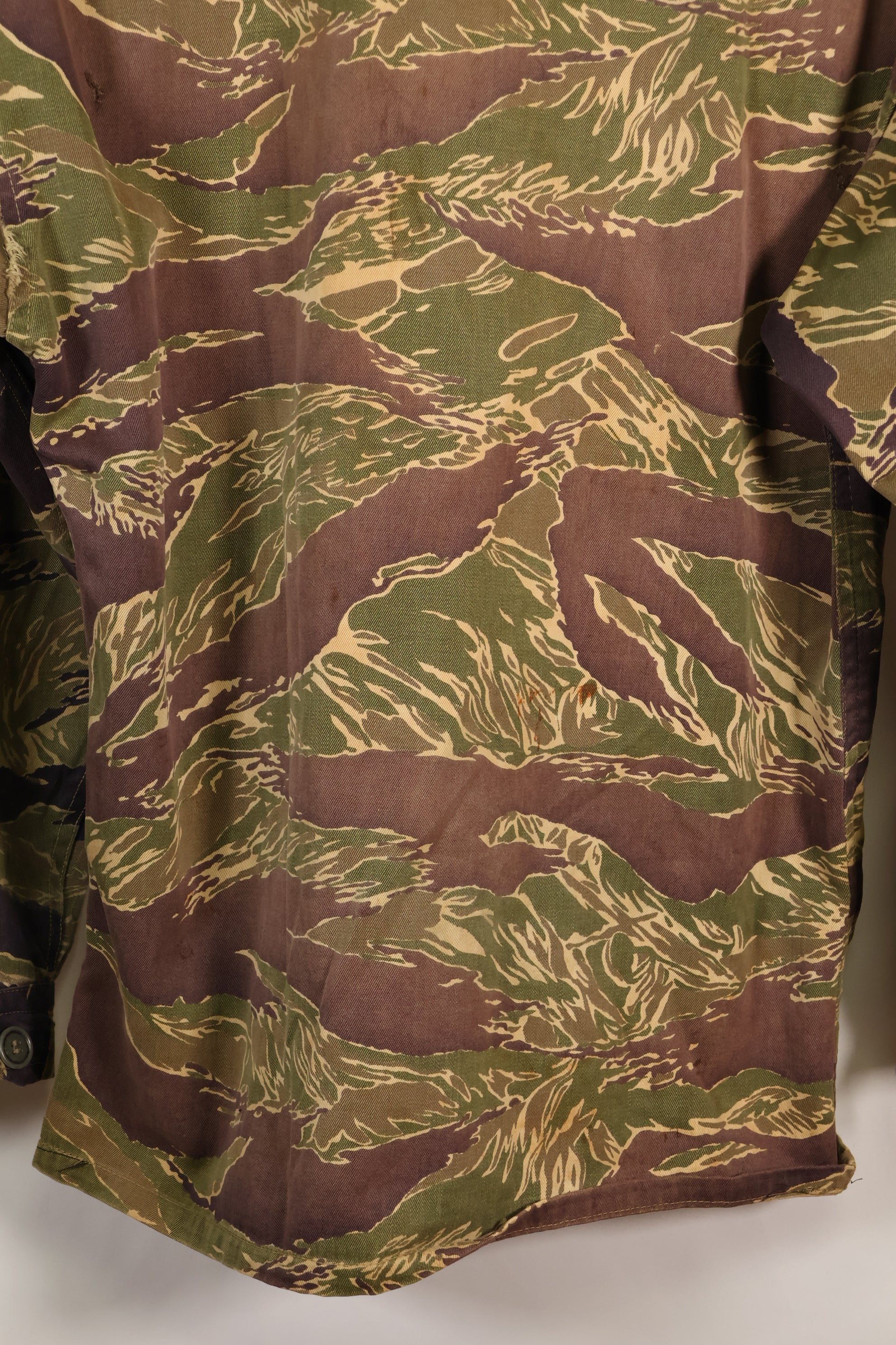 Mid 1960s US cut LARGE Okinawa Tiger Tiger striped shirt, faded, used.