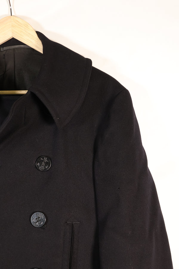 1940's estimated 38 approx. 10 buttons U.S. Navy pea coat in good condition A