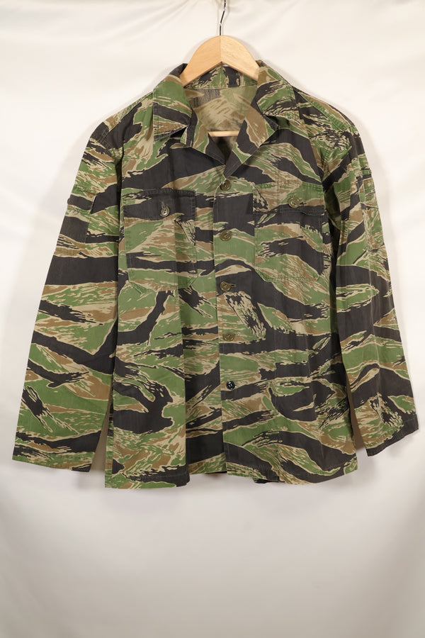 Late 1950s-1960s, thin fabric, rare VNMC 1st Model tiger stripe shirt, good condition.