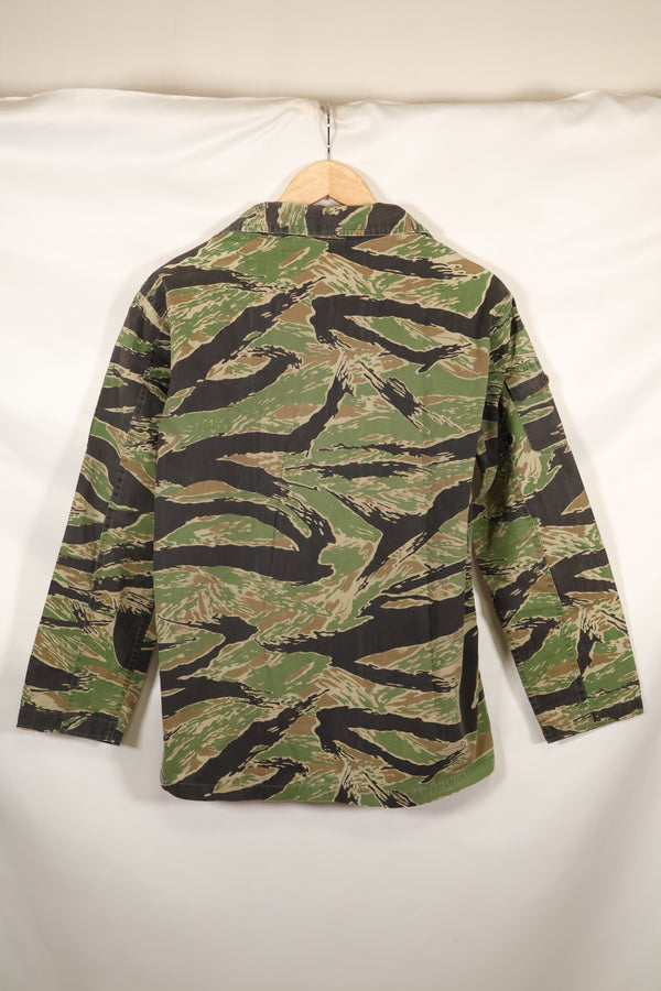 Late 1950s-1960s, thin fabric, rare VNMC 1st Model tiger stripe shirt, good condition.