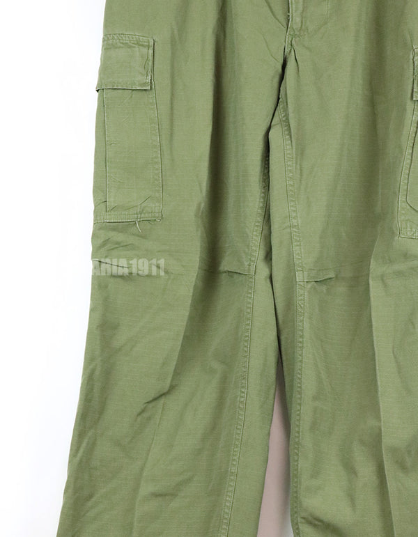 Original late model ripstop fabric jungle fatigues pants, L-S 1969, size adjustable.